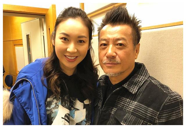 虽然石修已经70岁了,但打扮的还是非常年轻,也会梳