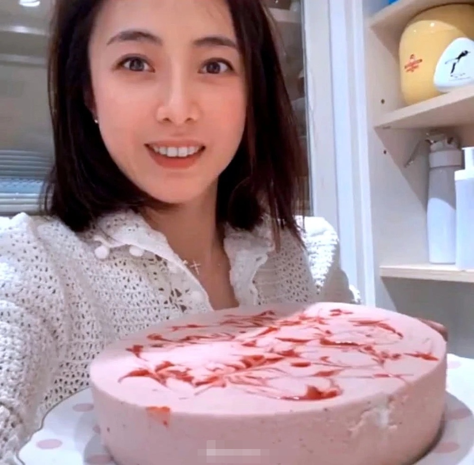 刘銮雄41岁妻子甘比晒照,同两女儿做蛋糕,阔太生活显滋润