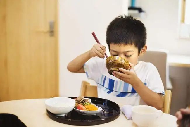 不同年龄的宝宝吃饭吃奶的先后顺序不一样