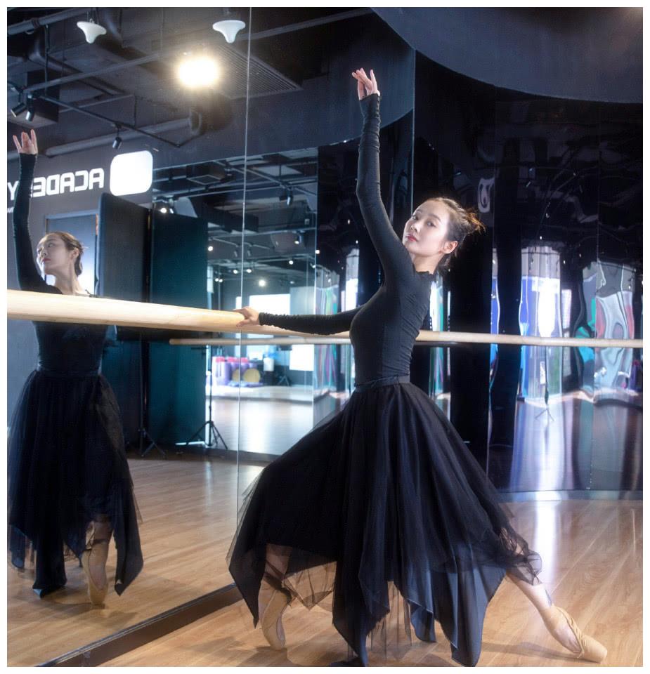 真不愧是芭蕾舞演员,李纯穿大红色纱裙出镜,踩舞鞋脚背成直线了