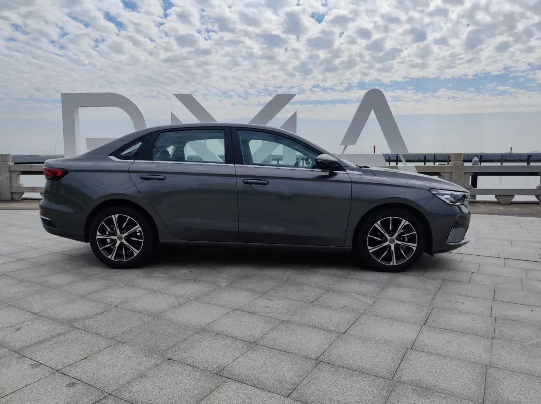 向上的生活试驾第四代吉利帝豪