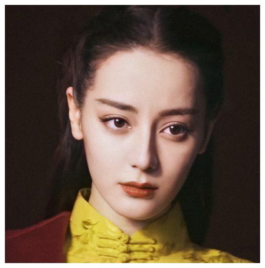 迪丽热巴秋波春黛大片,黄色旗袍元气双丸子头俏皮可爱又国风满满