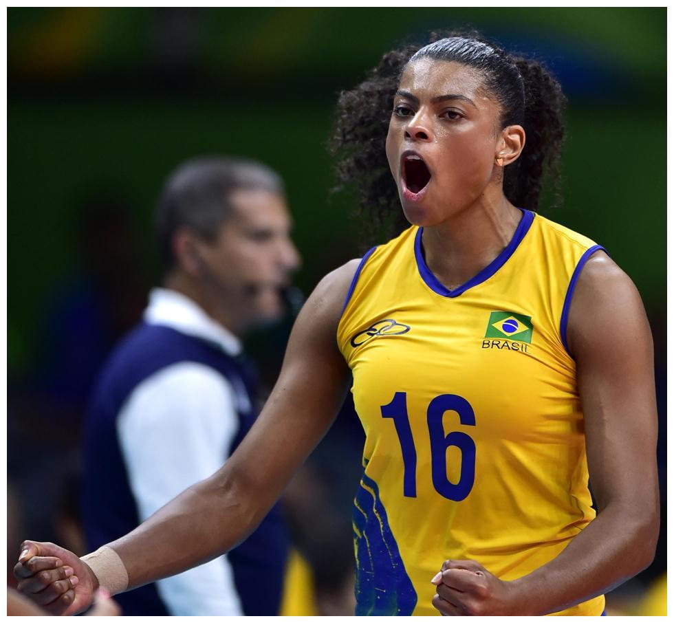 巴西女排的老面孔了,最年轻的娜塔莉亚也有31岁,而最年长的卡洛琳已经