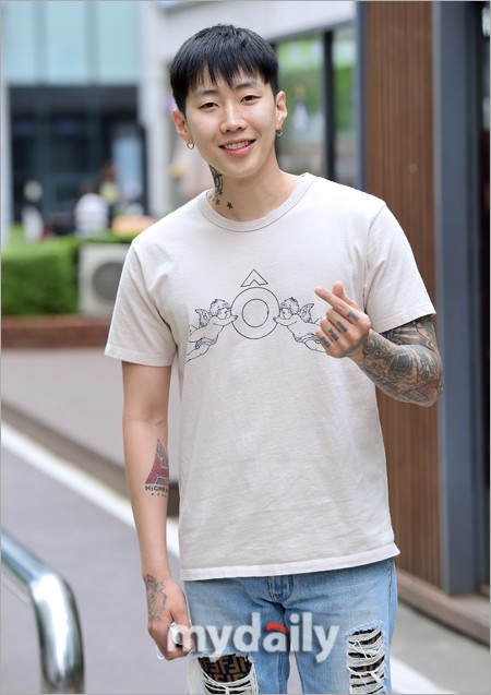 朴宰范参加柳熙烈节目拍摄单手倒立