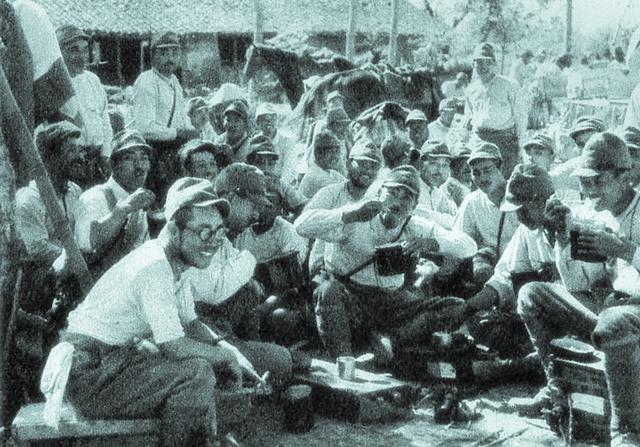 老照片背后的故事,抗战时日本人吃饭穿衣究竟比我们好多少|日寇|日本