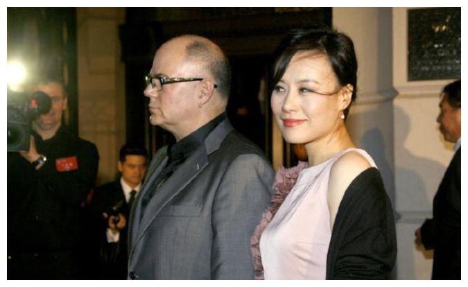 在二年后他们就结婚了,当时邬君梅评为当年"全球风云人物婚礼"的