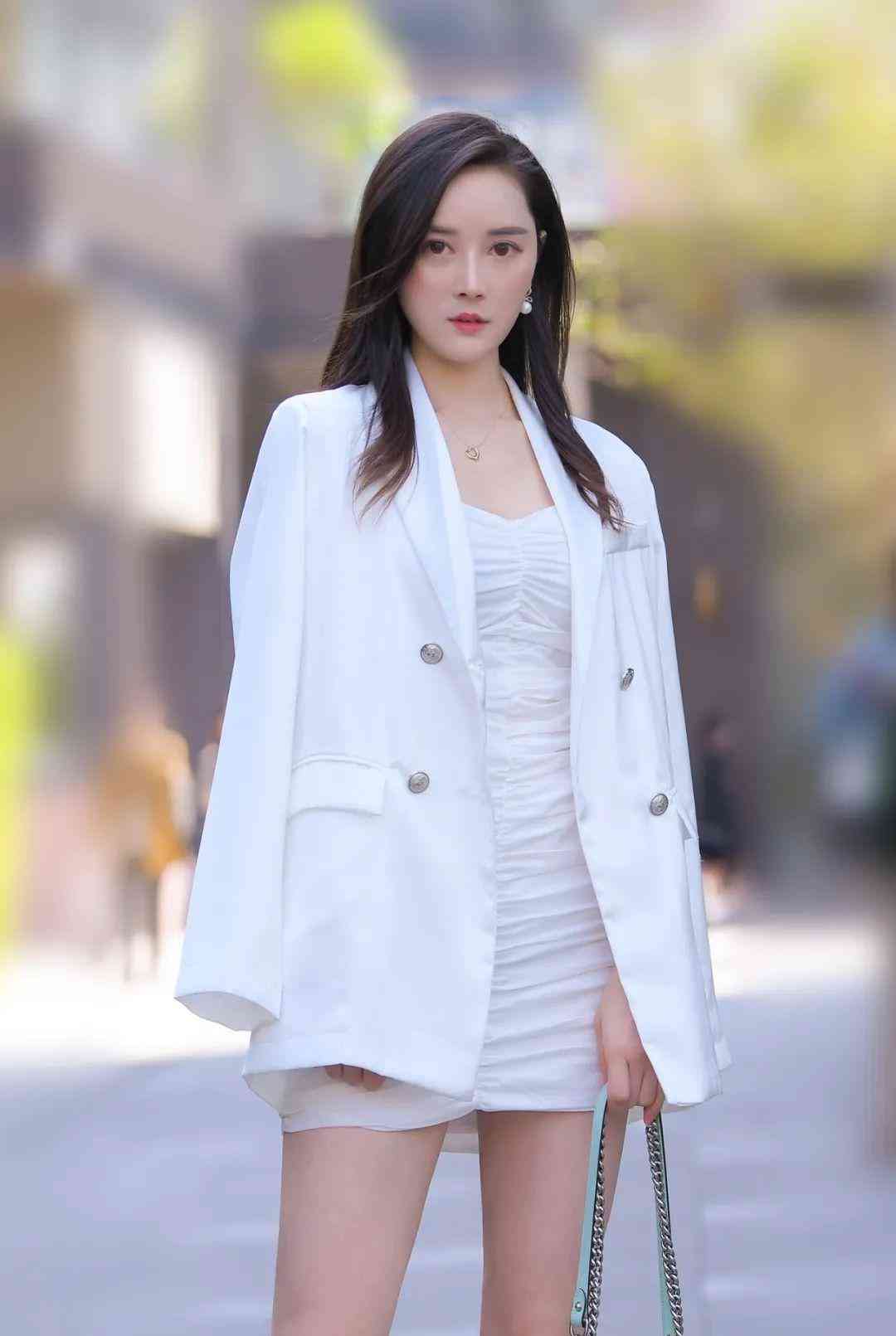 气质御姐秀腿穿,一身白衣仙子,这腿是必须的