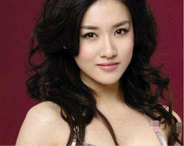 第一位,70后的沈蓉众所周知侯勇的出身并不是很好,但是作为同班同学的