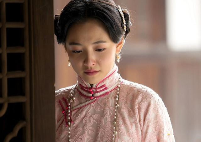 不久,徐志摩结识林徽因,并展开疯狂追求,向张幼仪提出离婚,当时的