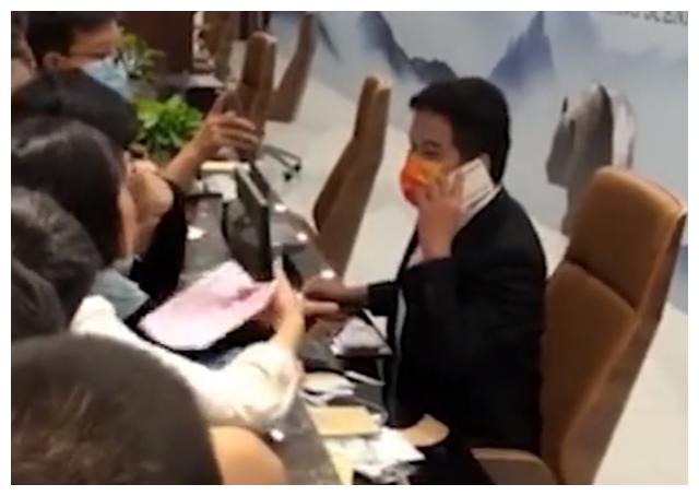 陕西一景区售票处被“挤爆”，只有一个售票员，游客反应让人无奈休闲区蓝鸢梦想 - Www.slyday.coM