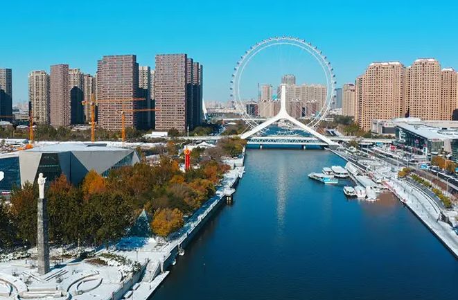 公園東區喬灌木栽植,中央湖區,公園廣場鋪裝已基本完成,濱水棧道主體