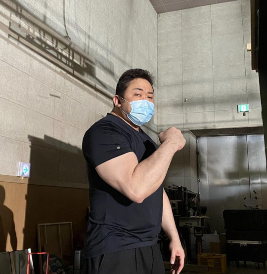 韩国艺人马东锡sns发布新片犯罪都市2片场照