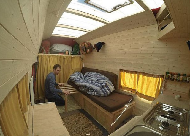 小伙将面包车改装成房车四处旅游朋友看到羡慕不已