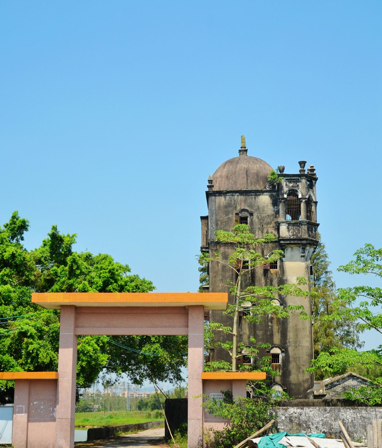 1 / 9 位于广东开平的赤水镇大同村,一个典型的华侨村,该村共有11条村