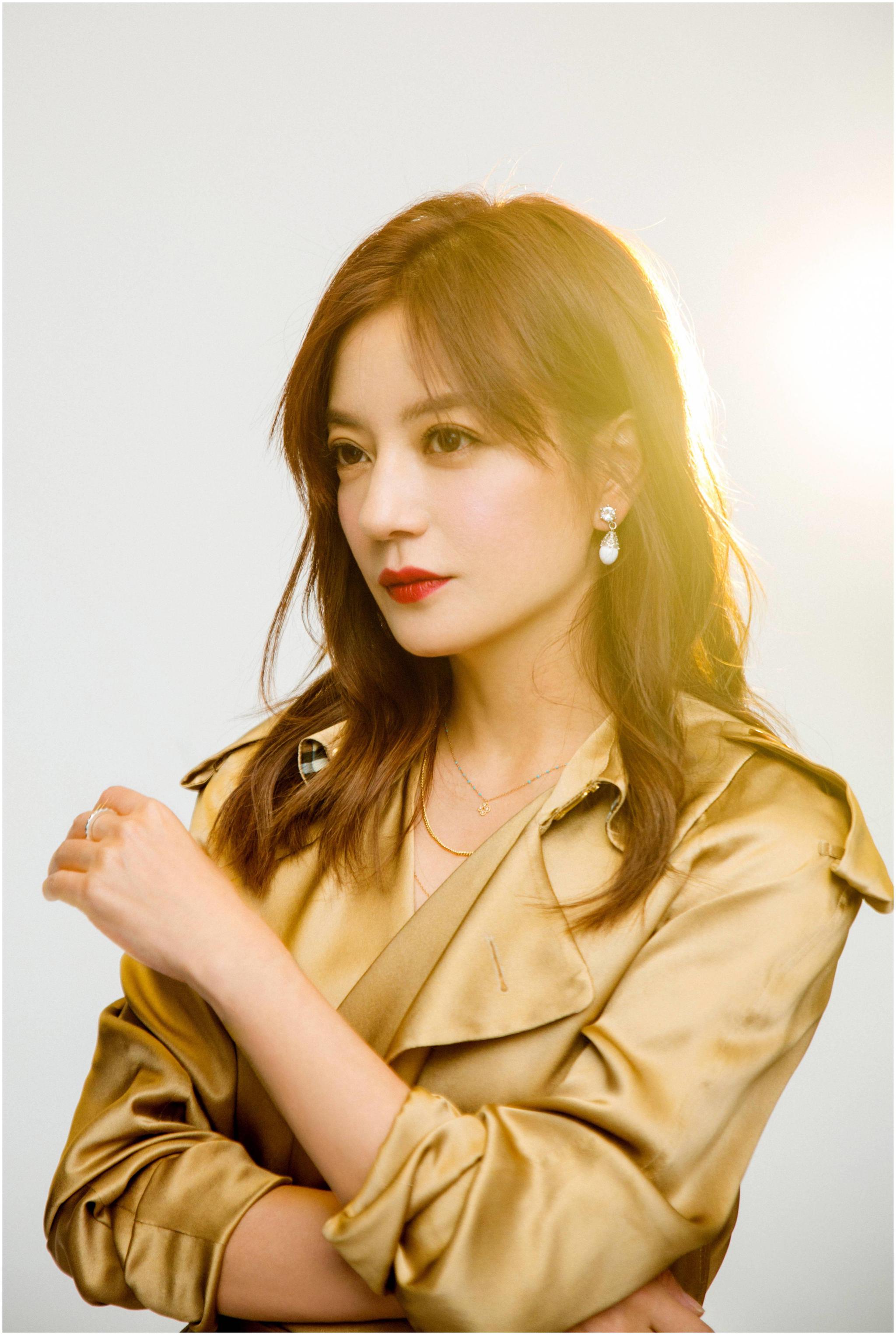 赵薇近年来演戏作品少了女神在生意圈成绩也是不错的