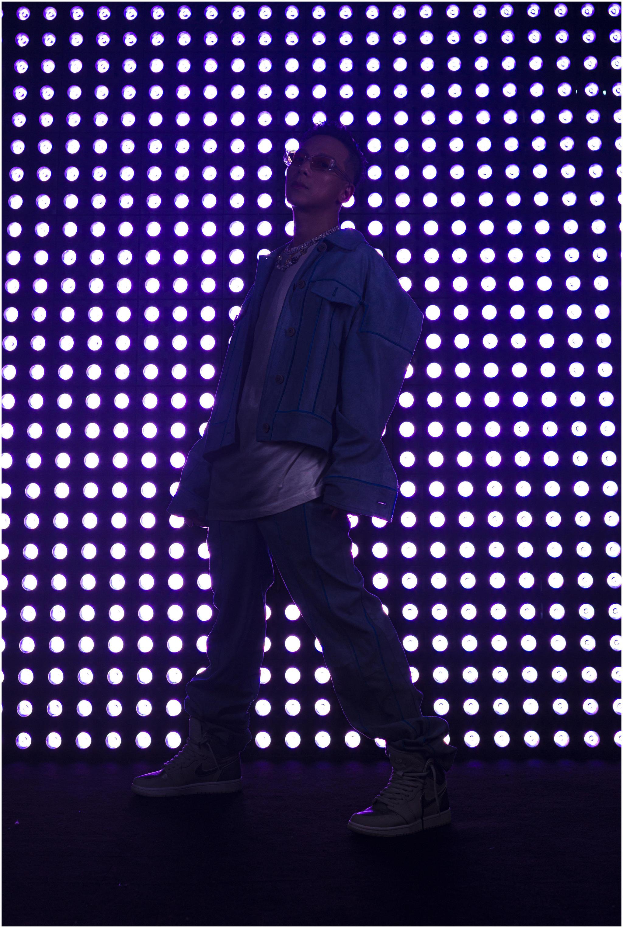 黄景行综艺剧照曝光,任"创意总监"帅气吸睛