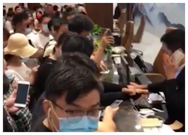 陕西一景区售票处被“挤爆”，只有一个售票员，游客反应让人无奈休闲区蓝鸢梦想 - Www.slyday.coM