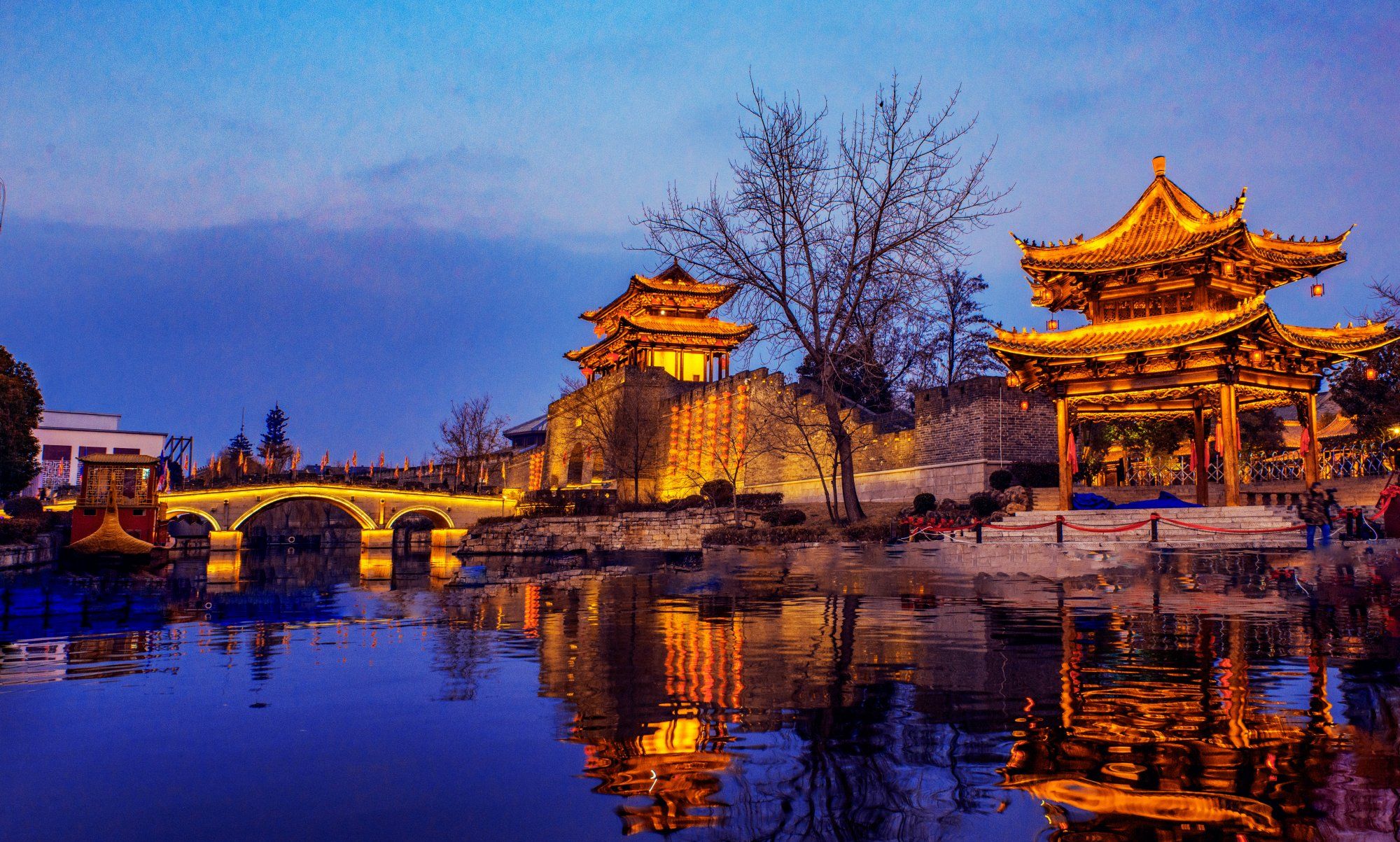 1 / 12 朋友,如果你去台儿庄古城旅游,千万不要错过古城的夜景.