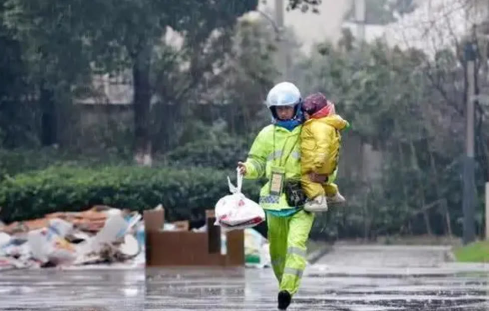 6个月宝宝跟父亲送外卖，住在“外卖箱”里，3年过去她咋样了？休闲区蓝鸢梦想 - Www.slyday.coM