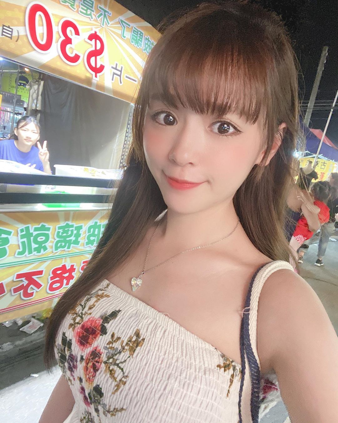 台湾主播琦琦在温泉度假，瀑布旁小睡感受美丽的大自然！