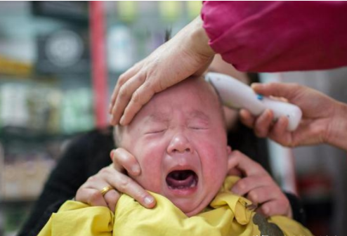 奶奶给满月宝宝剃光头再没长出头发