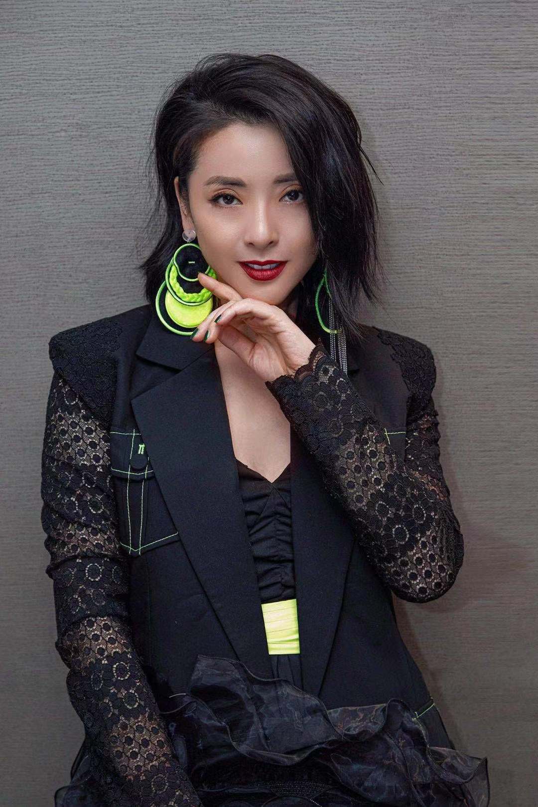 黄小蕾颁奖搜狐盛典 重工蕾丝西服搭配荧光绿拖地长裙格外亮眼