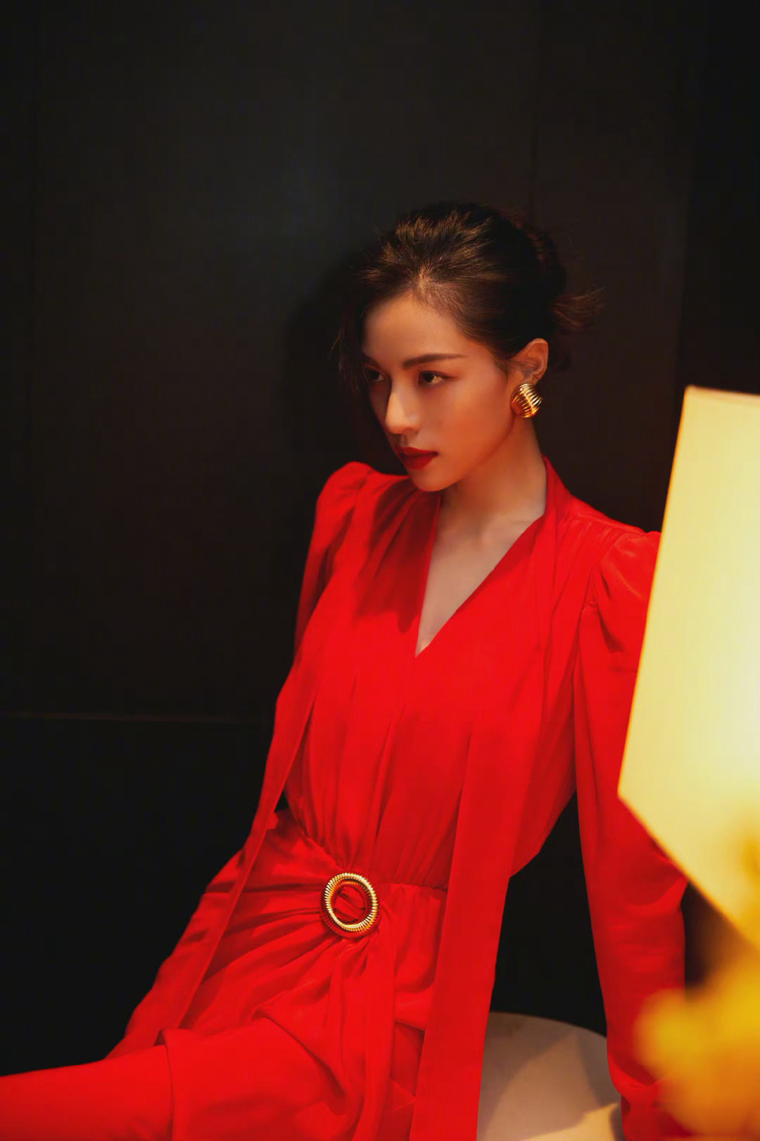 钟楚曦身穿一袭红裙彰显复古优雅,化身盛开的娇艳玫瑰,绚烂夺目