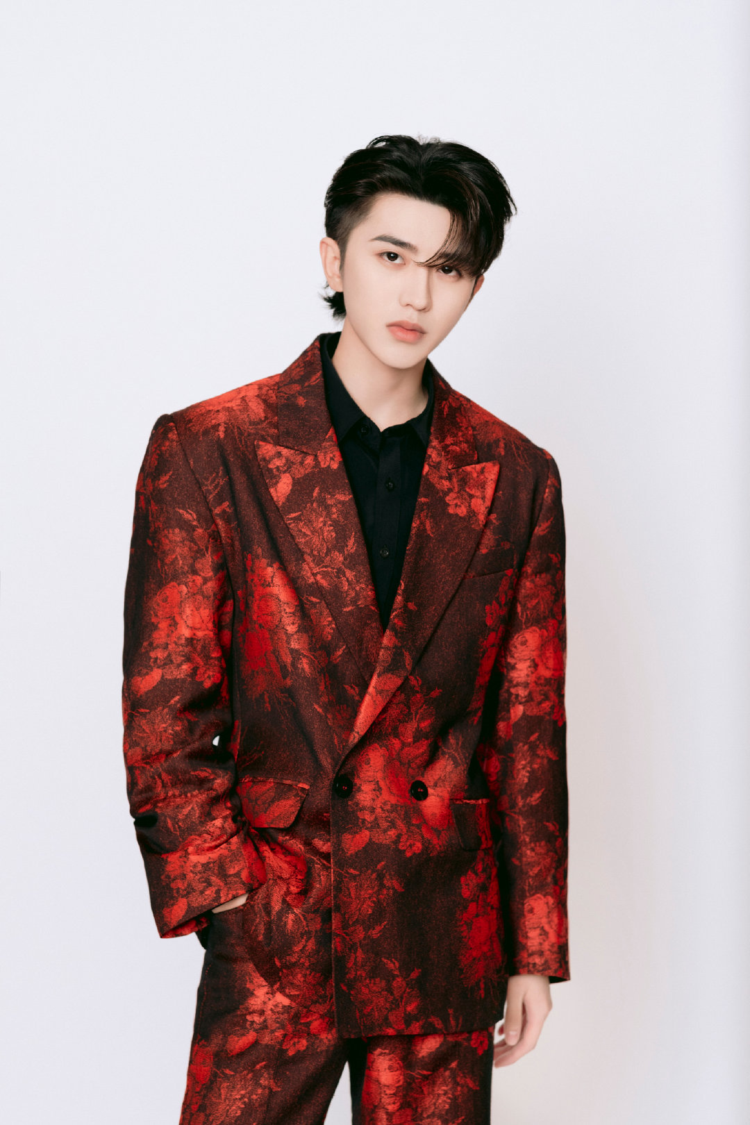 蔡徐坤北京台春晚造型身着ernest w.