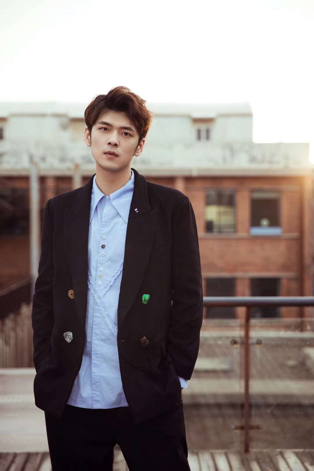 盛英豪发布西装写真 穿梭光影尽显少年澄澈