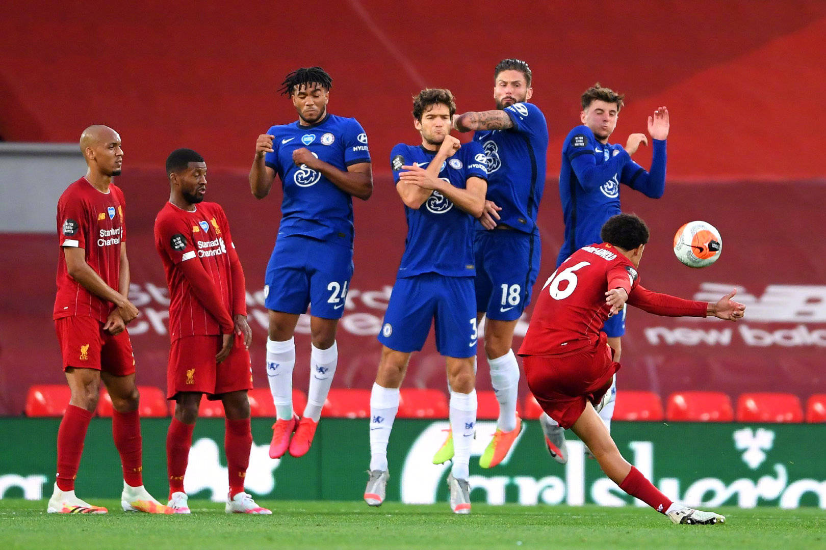 英超第三十七轮利物浦主场5:3切尔西,利物浦主场捧起联赛奖杯_高清