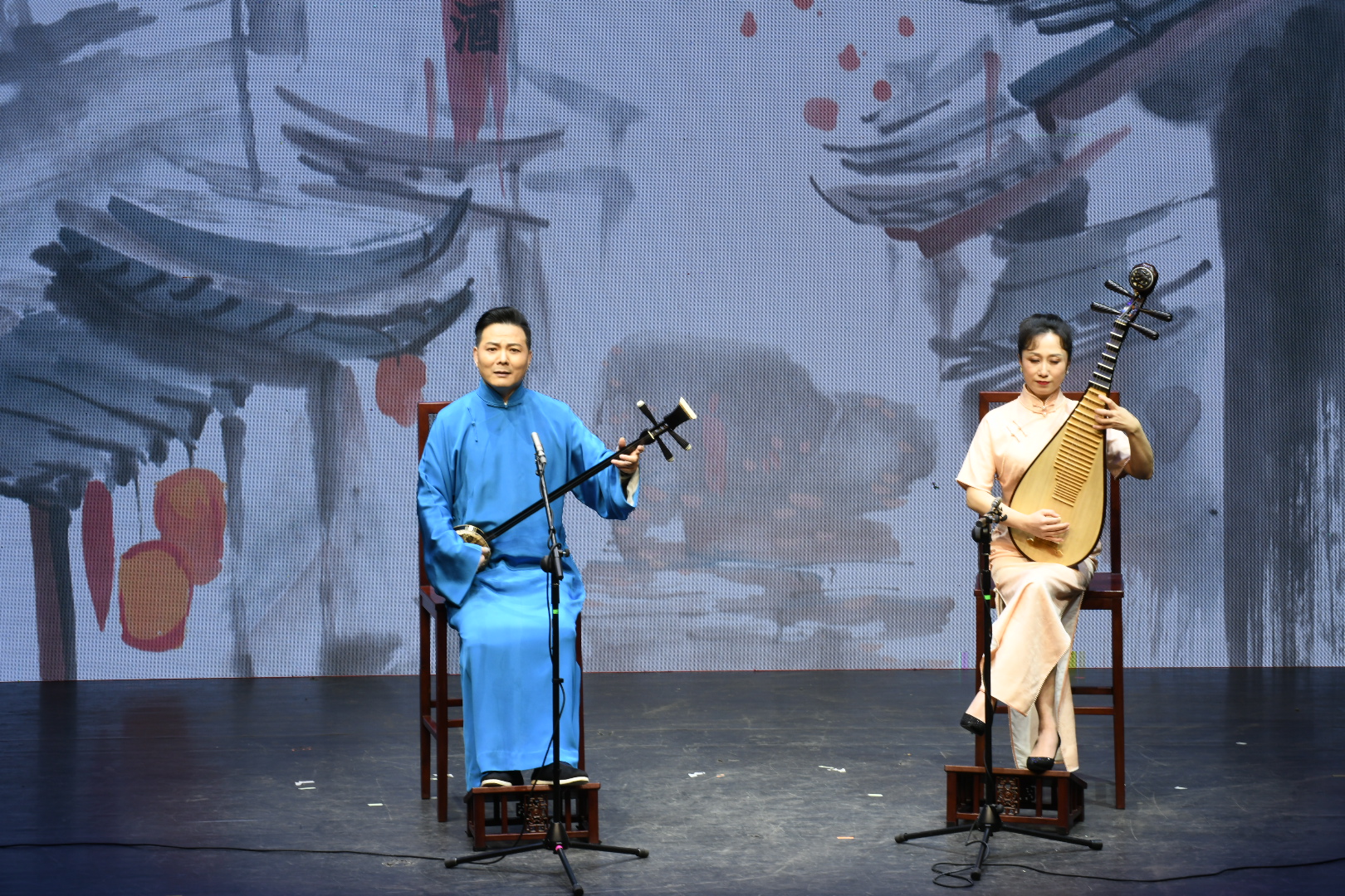 被誉为"中国最美的声音"的苏州评弹,是以苏州方言说唱,盛行于江南一带