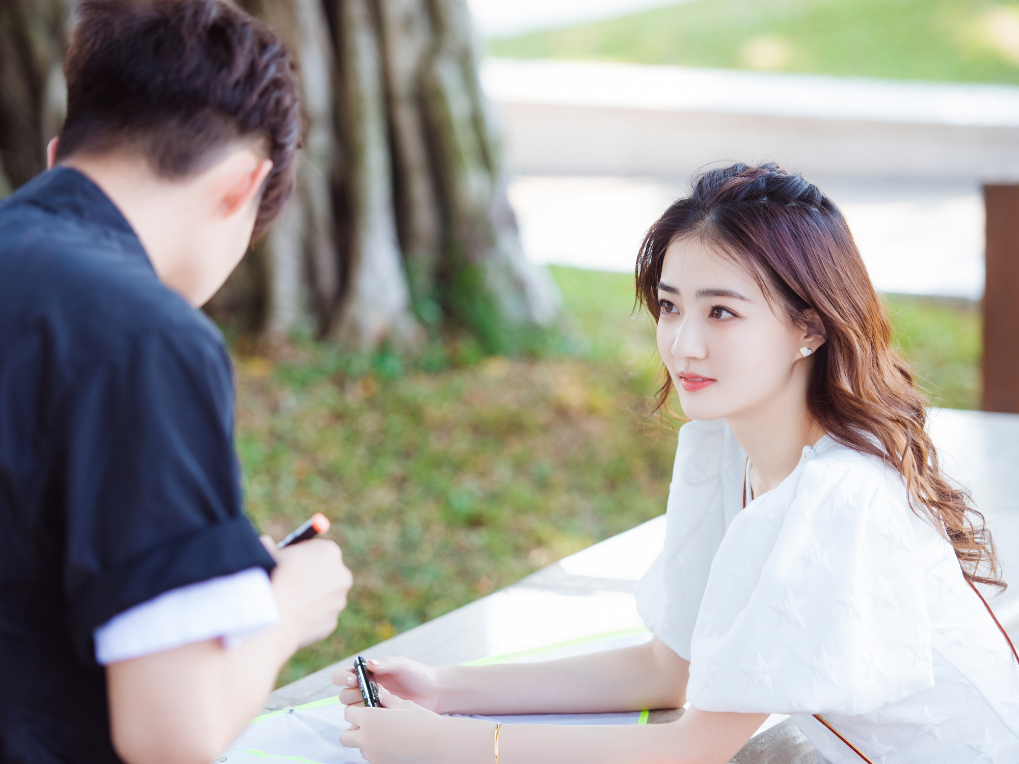 徐璐穿白色连衣短裙,恋爱后越来越性感!