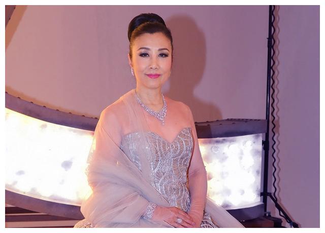 tvb镇台之宝,经历两次癌症,被罗家英求婚18次,遗憾无子