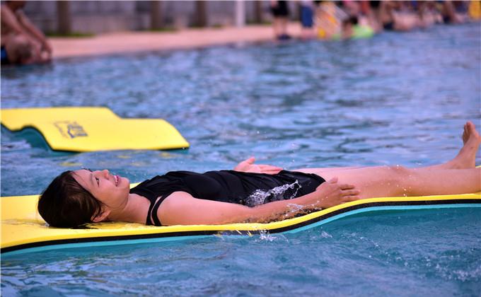 清远玄真山水乐园推出水上魔毯网红小姐姐上去不想下来