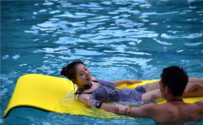 清远玄真山水乐园推出水上魔毯网红小姐姐上去不想下来