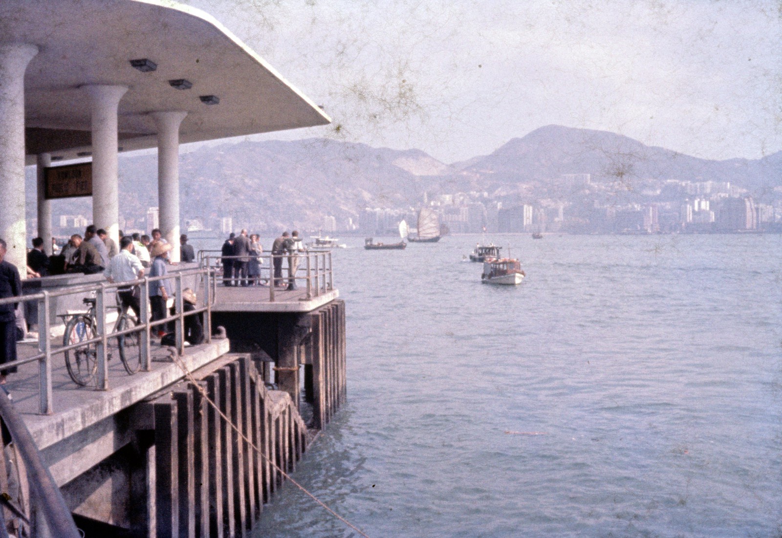 1960年代的香港,罕见街拍老照片,商业繁荣的大街小巷__财经头条