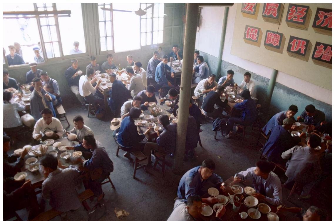 现代人下馆子是常事70年代的人下馆子什么样两者差距在哪