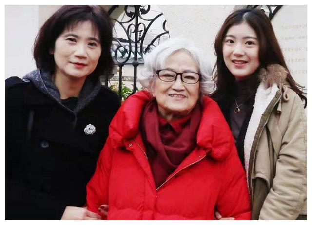 另一张照片中,王文娟一脸笑容地看着镜头,女儿孙女都在身旁.