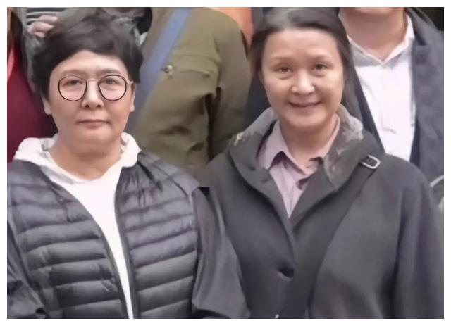 64岁方舒参加同学聚会满头白发已无当年班花模样