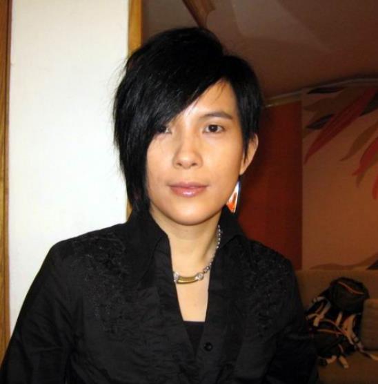 52岁潘美辰定居广东罕见露面一身中性打扮商演捞金人气太高