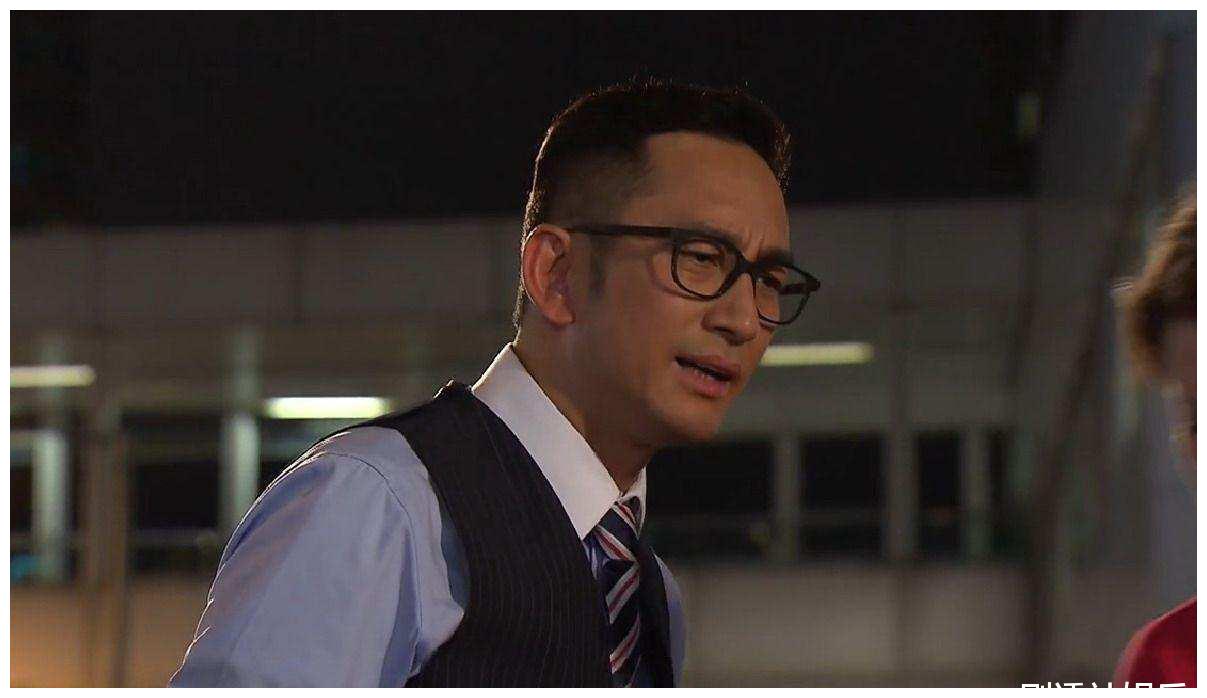 57岁陶大宇现身龙母庙,身形依旧健硕,圈外小女友似乎更显老|陶大宇