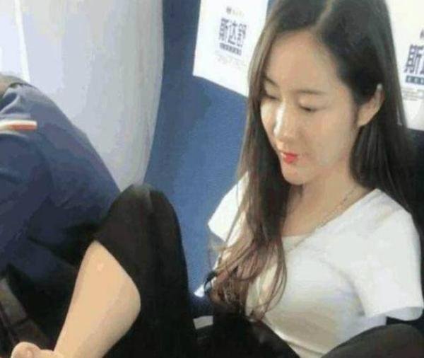 高铁上女子把脚放桌上，男子忍不住想骂人，走近看清后傻了！休闲区蓝鸢梦想 - Www.slyday.coM