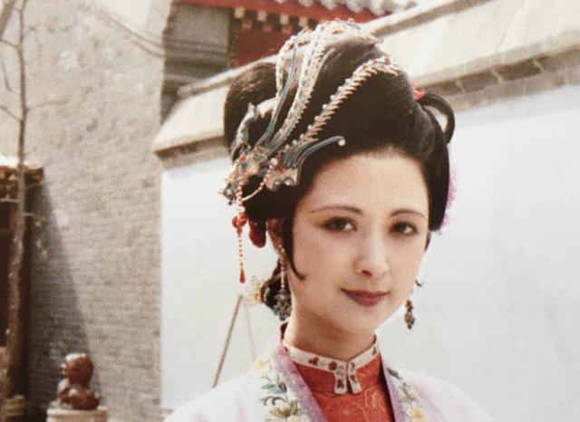 尤二姐的悲哀,是很多人造成的,这些人包括贾珍,贾琏,贾蓉,王熙凤,秋桐