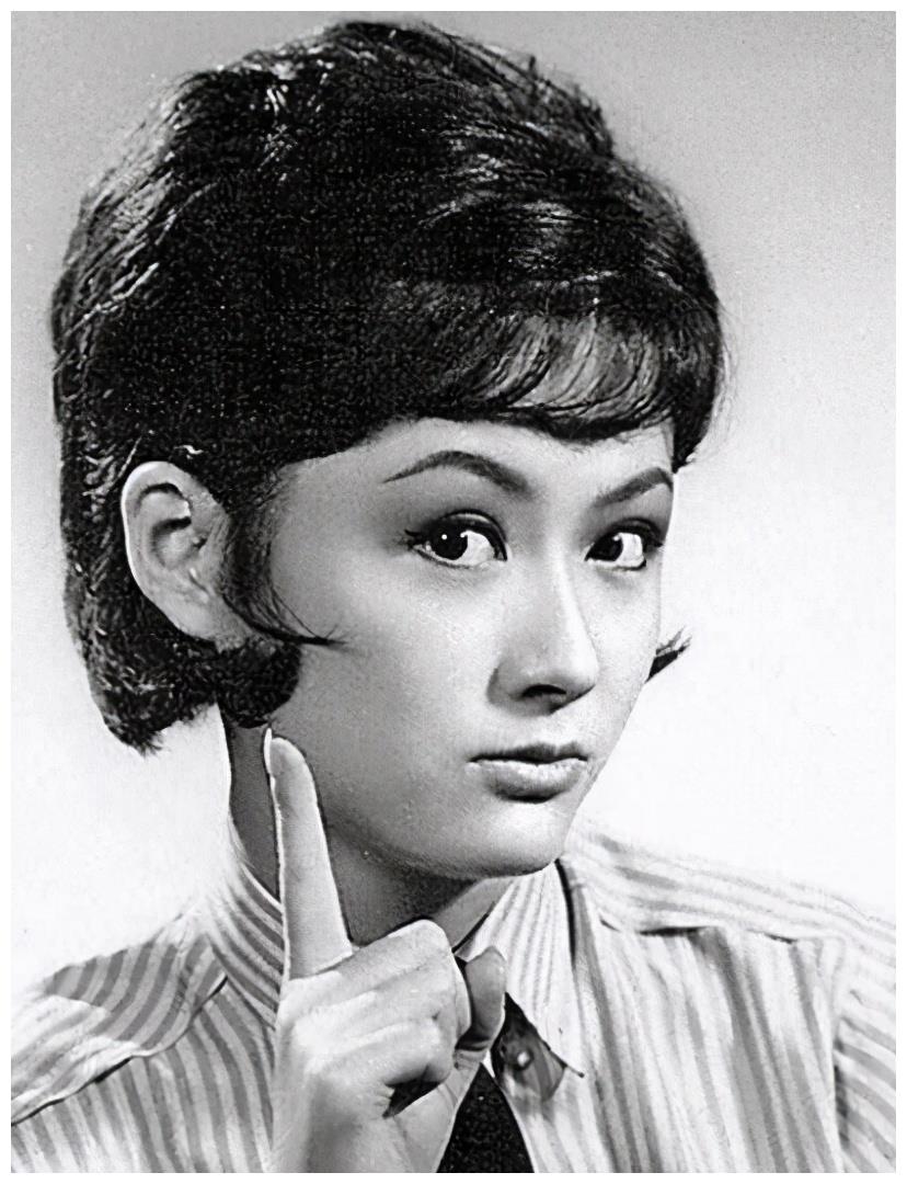 但是邵氏当时主要培养武打明星,比如郑佩佩,潘迎紫这样的江南女子不
