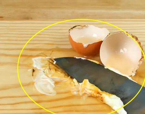 农村女子作死把1000度的刀切鸡蛋会怎样,结果让人大跌眼镜!