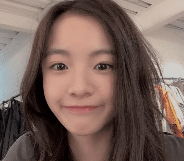 李庚希为证明很瘦对镜自拍看到特写镜头下的锁骨这哪像88斤