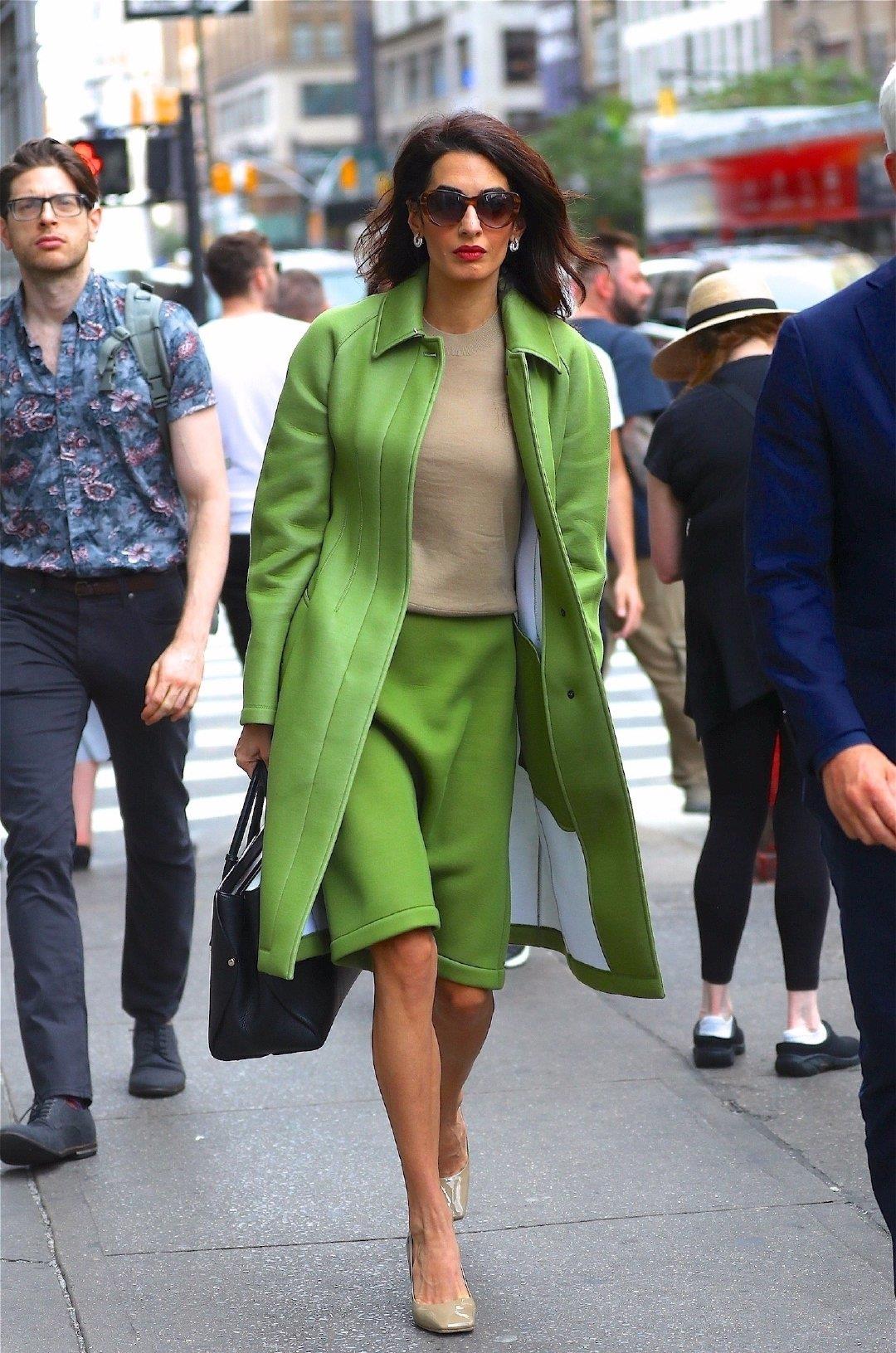 艾莫·阿拉慕丁穿绿色风衣,干练有型,比模特更有气场
