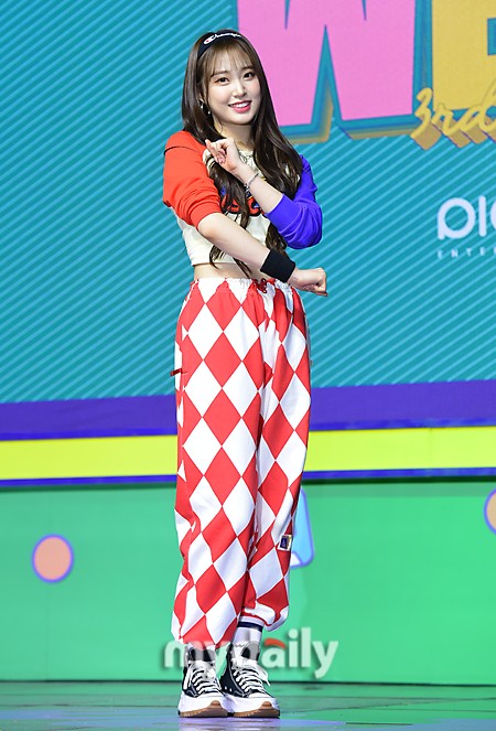 韩国女团weekly第三张迷你专辑《we play》发布会