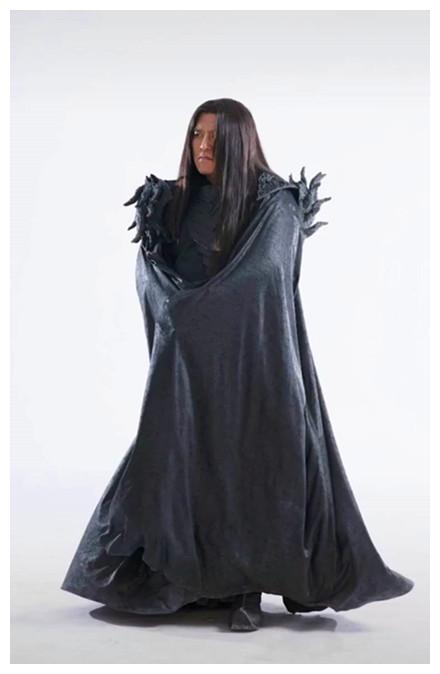 "那图鲁"坐村头剥玉米,河南话张口就来,网友:原来是老乡啊!