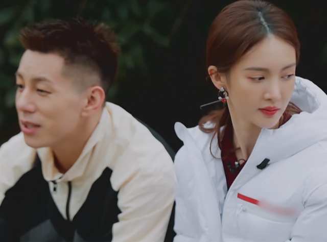 《女儿们的恋爱》金晨卡斯柏约会单身狗捣乱,卡斯柏轰狗好心酸